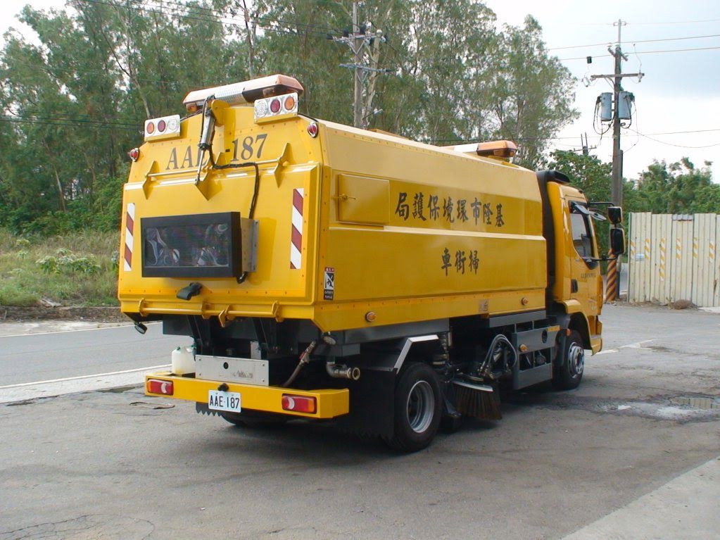 Middle road sweeper | SECO TRUCK INC.